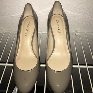 Coach taupe 7.5 B pumps